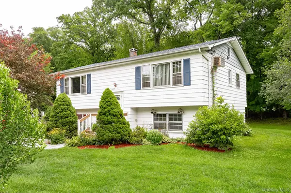 28 Robert LN, Wappingers Falls, NY 12590