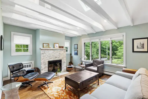 15 Green Hedges LN, Blauvelt, NY 10913