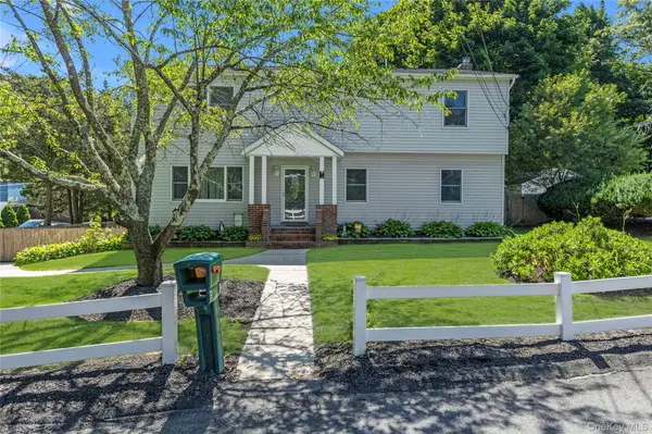 6 Giant Oak RD, Ridge, NY 11961