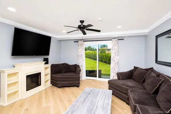 15 Eucalyptus CT #15, Selden, NY 11784