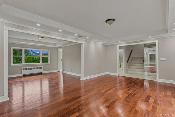 34 Duke DR, Manhasset Hills, NY 11040