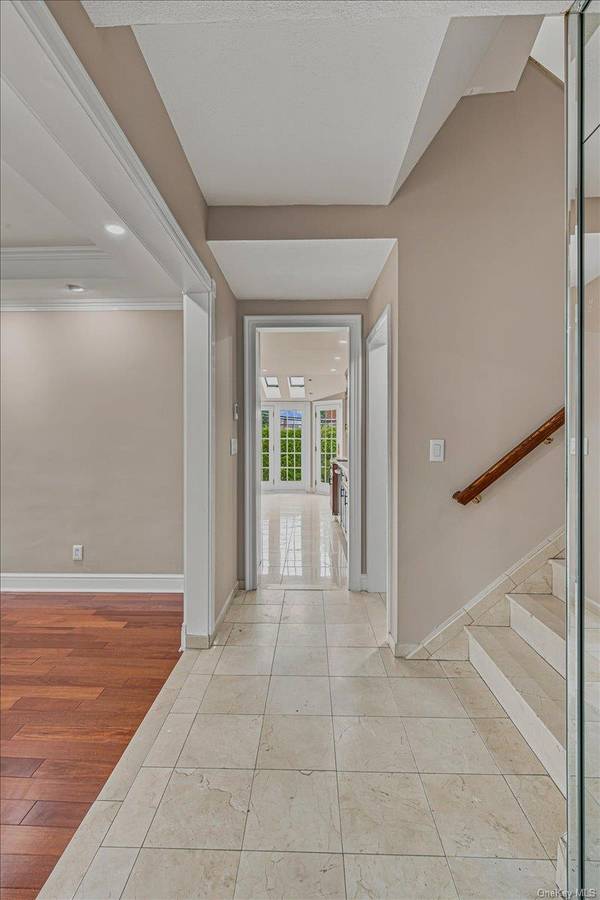 34 Duke DR, Manhasset Hills, NY 11040