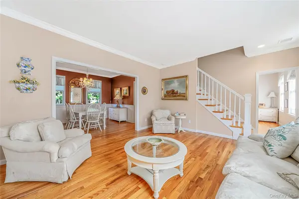 16 Foster XING, East Quogue, NY 11942