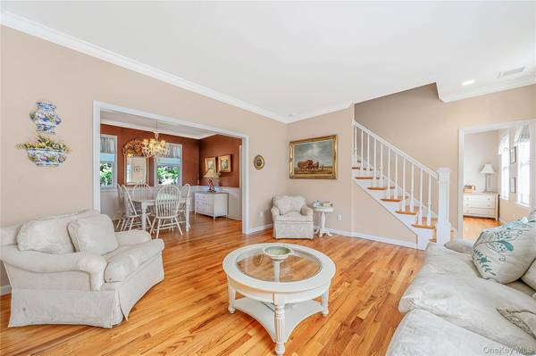 16 Foster XING, East Quogue, NY 11942