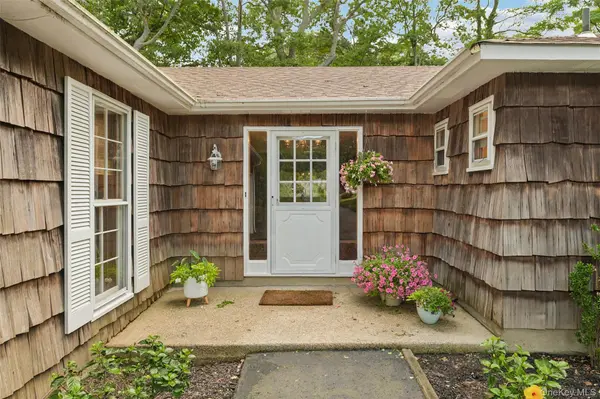 14 Mont AVE, Dix Hills, NY 11746