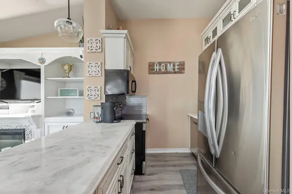 1 Anchorage WAY #202, Freeport, NY 11520