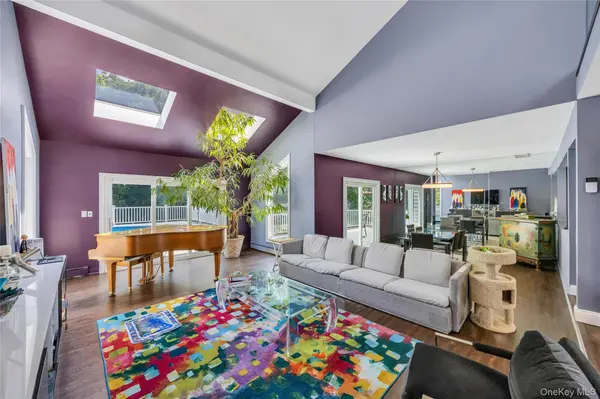 859 Pine AVE, West Islip, NY 11795