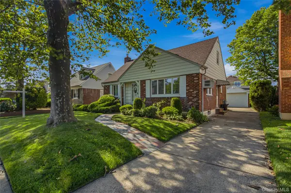 163 Laurel DR, New Hyde Park, NY 11040