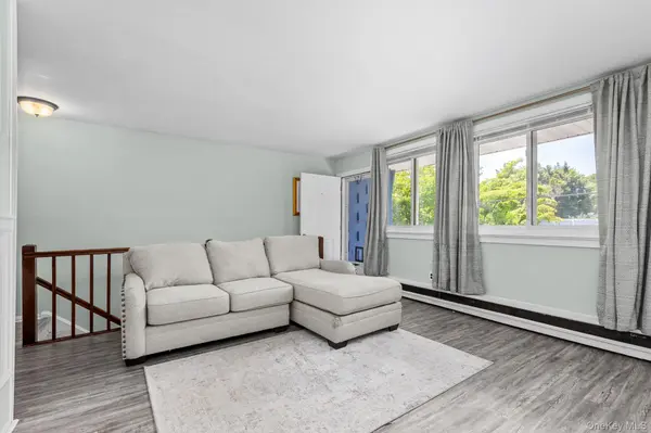 1 Wyndover Woods LN #10, White Plains, NY 10603