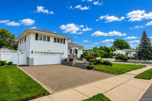 9 Florgate RD, Farmingdale, NY 11735