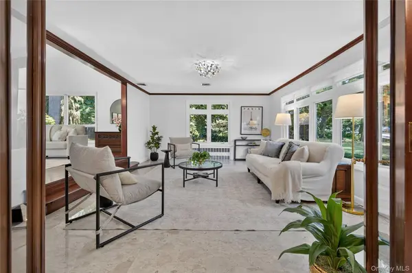 4 Waring DR, Manhasset, NY 11030