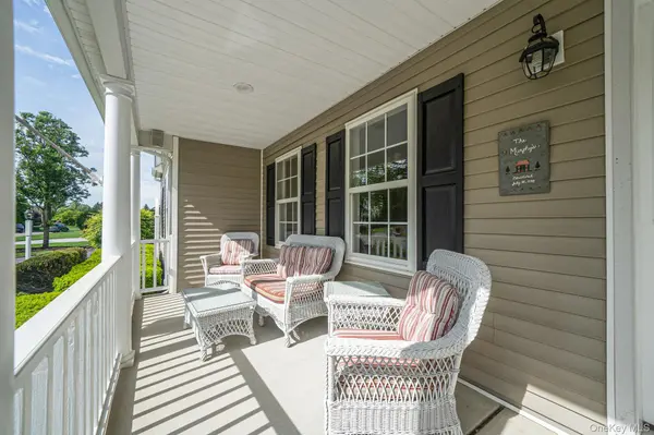 19 Sweetgum LN, Miller Place, NY 11764