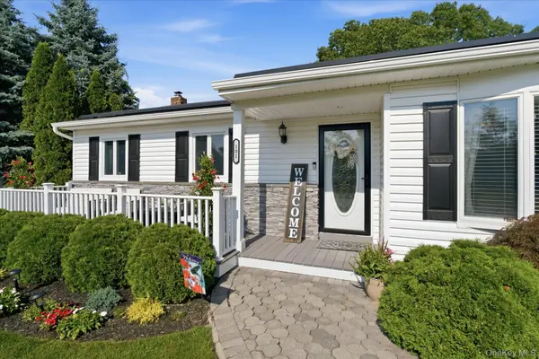 101 Gainsborough RD, Holbrook, NY 11741