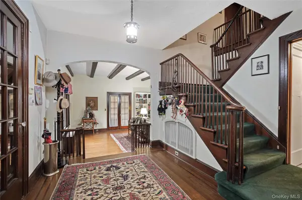 8 Ritchey PL, White Plains, NY 10605