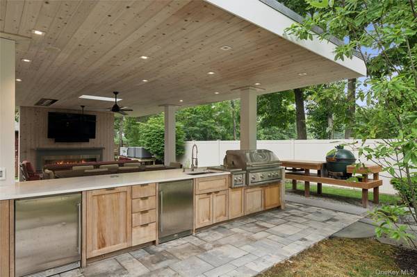 185 Inlet LN, Greenport, NY 11944