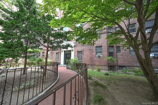 61-41 Saunders ST #B25, Rego Park, NY 11374