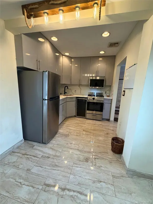 77 E Santa Barbara RD, Lindenhurst, NY 11757