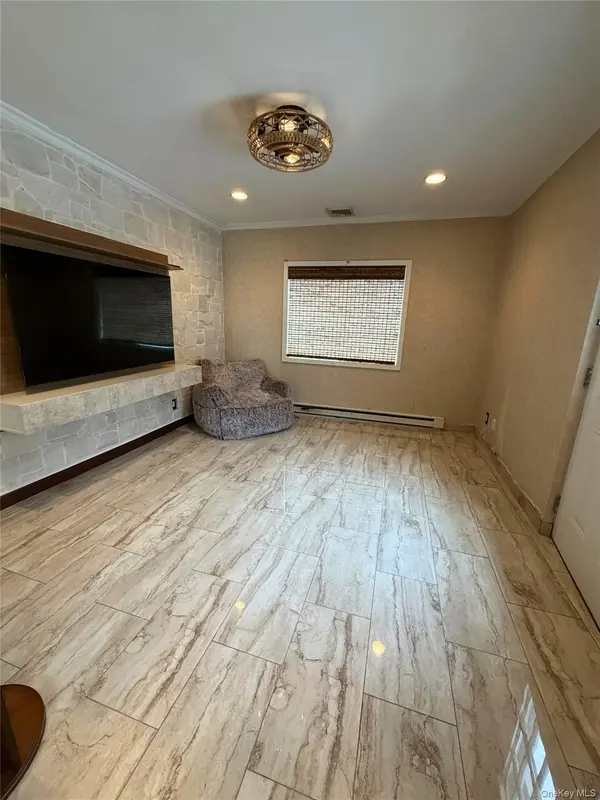 77 E Santa Barbara RD, Lindenhurst, NY 11757