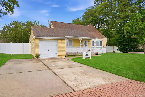 11 Mell DR, North Babylon, NY 11703