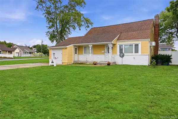 11 Mell DR, North Babylon, NY 11703