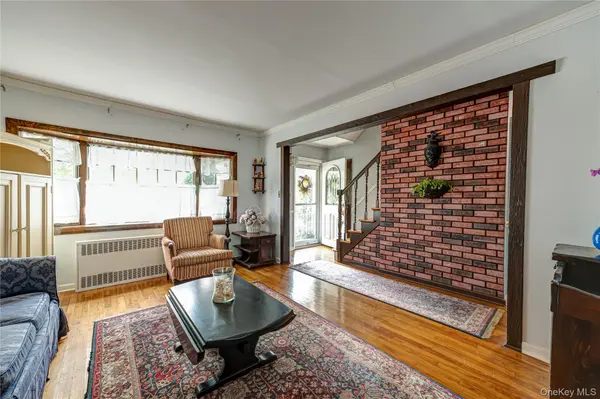 9 Croyden LN, Hicksville, NY 11801