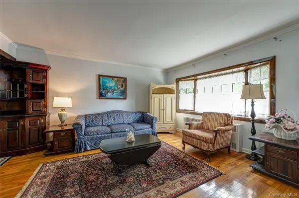 9 Croyden LN, Hicksville, NY 11801