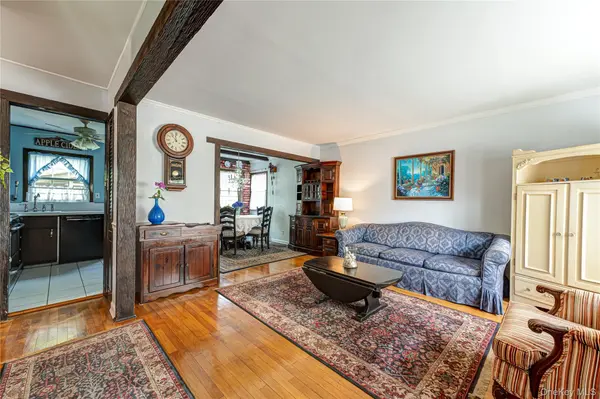 9 Croyden LN, Hicksville, NY 11801