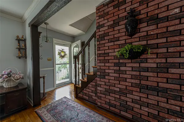 9 Croyden LN, Hicksville, NY 11801
