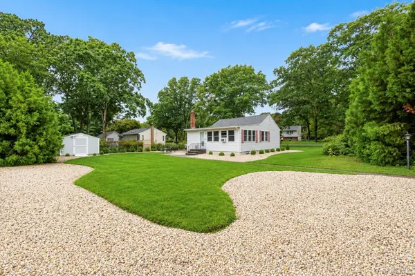 2 Fox LN, Shoreham, NY 11786