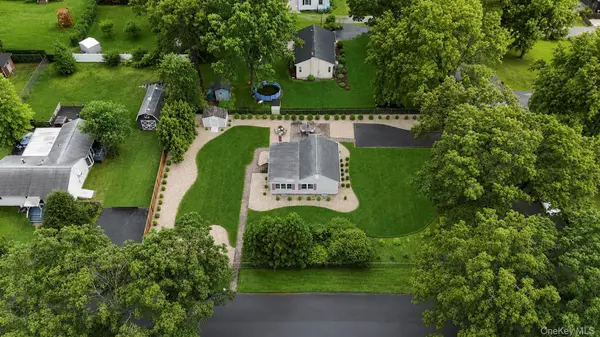 2 Fox LN, Shoreham, NY 11786