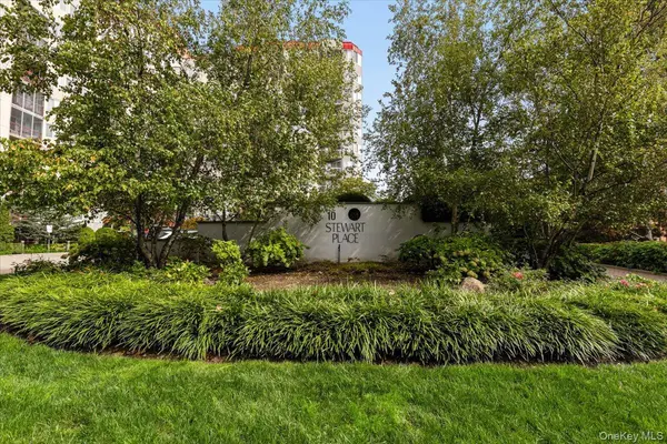 10 Stewart PL #7FW, White Plains, NY 10603
