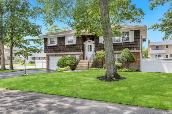 612 Vine ST, Babylon, NY 11702