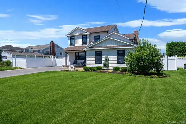 511 Devon PL, West Islip, NY 11795
