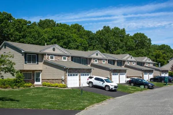 3707 Townhouse DR #3707, Coram, NY 11727
