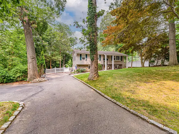 41 Oak ST, Smithtown, NY 11787