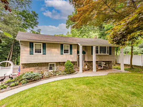 41 Oak ST, Smithtown, NY 11787