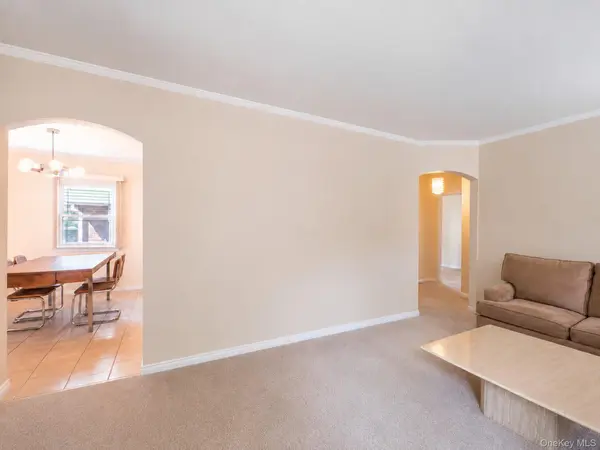 76-53 172nd ST, Fresh Meadows, NY 11366