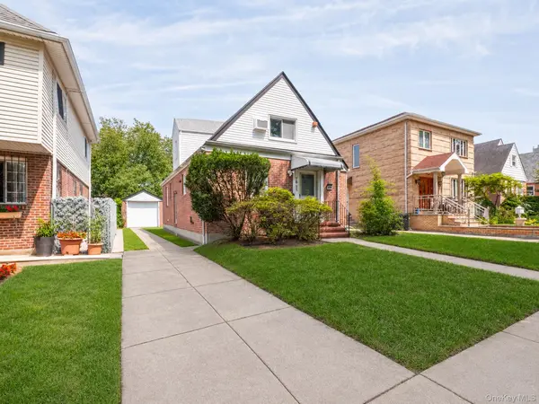 76-53 172nd ST, Fresh Meadows, NY 11366
