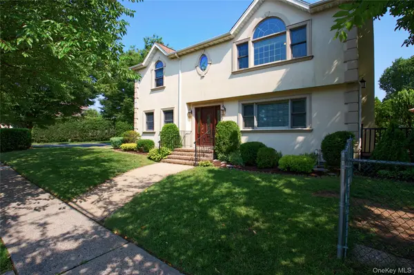 75 Maple ST, Roslyn Heights, NY 11577