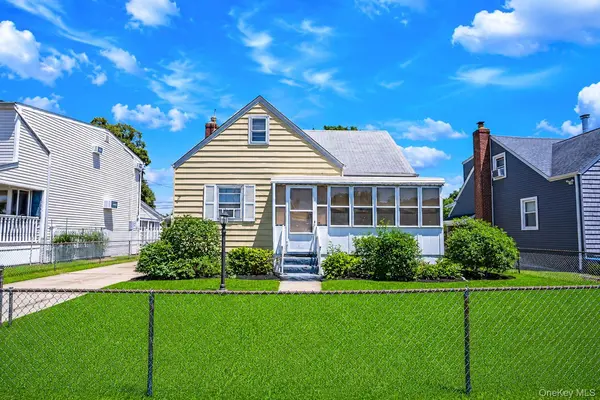 218 Venetian BLVD, Lindenhurst, NY 11757