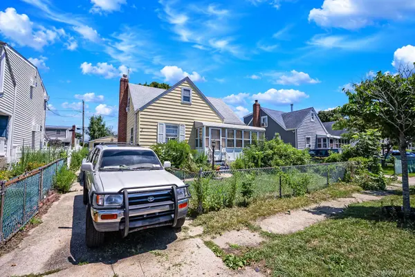 218 Venetian BLVD, Lindenhurst, NY 11757