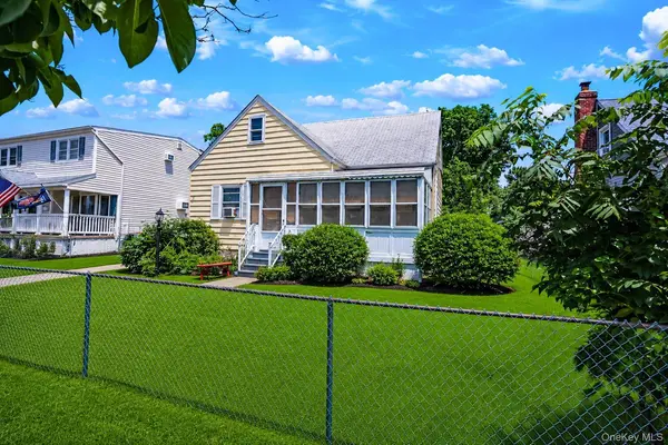 218 Venetian BLVD, Lindenhurst, NY 11757