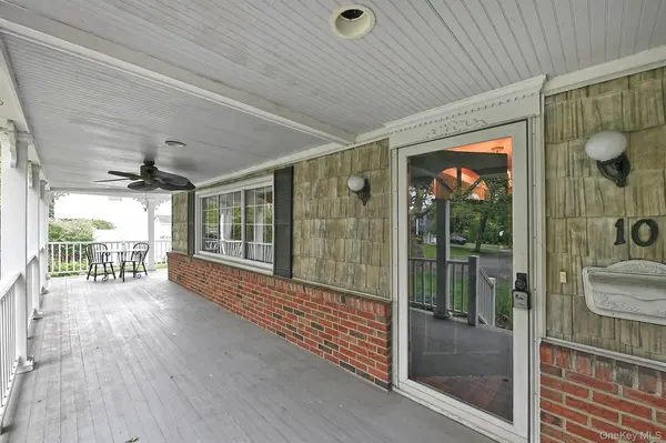 10 Linford LN, Melville, NY 11747