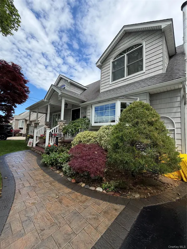 263 Charles AVE, Massapequa Park, NY 11762