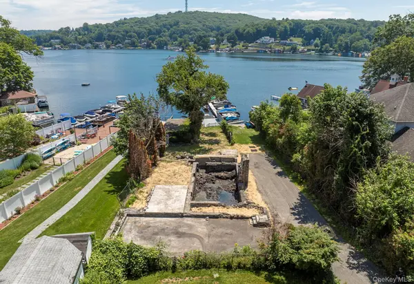 68 W Lake BLVD, Mahopac, NY 10541