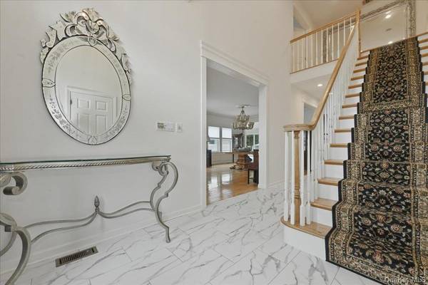 7 Laurel LN, Old Westbury, NY 11568