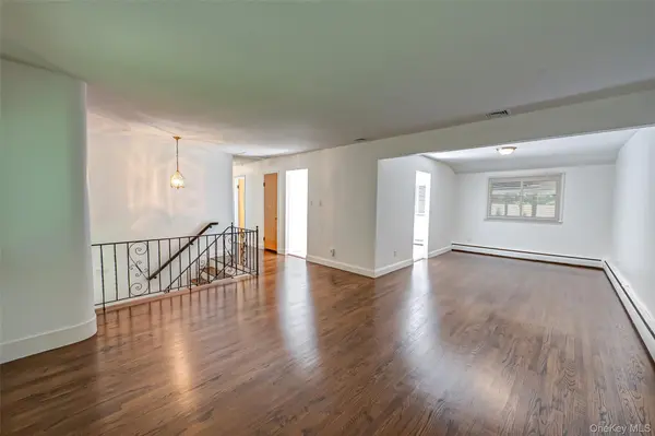 26 Valleywood RD, Commack, NY 11725