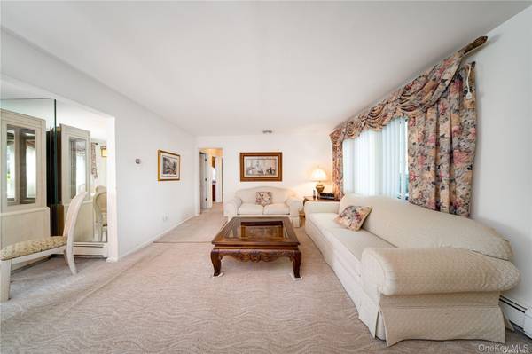 14 Beech CT, Malverne, NY 11565