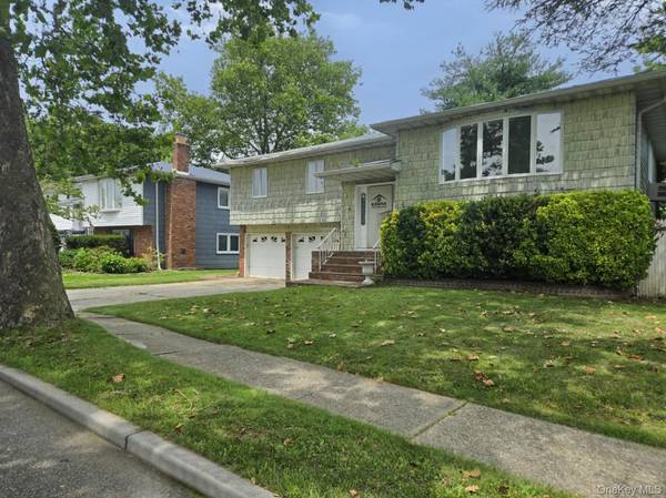 4 Broadfield PL, Glen Cove, NY 11542