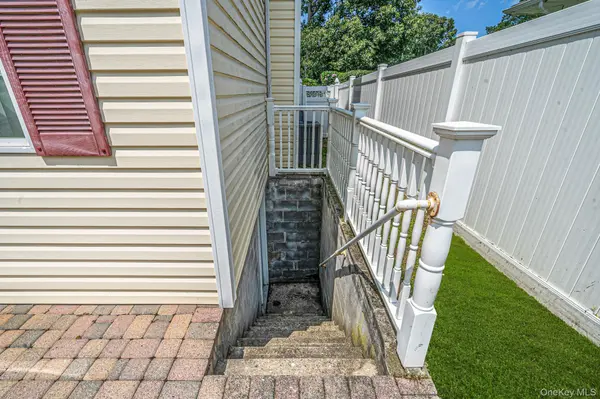 37 Champlin ST, Ronkonkoma, NY 11779